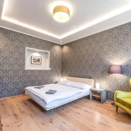 Bright & Renovated Suite, Central Downtown Area * Praga