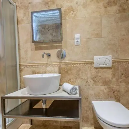 Bright & Renovated Suite, Central Downtown Area Сasa de vacaciones