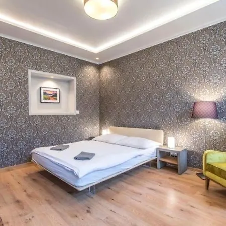 Bright & Renovated Suite, Central Downtown Area Сasa de vacaciones *