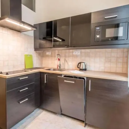 Сasa de vacaciones Bright & Renovated Suite, Central Downtown Area *