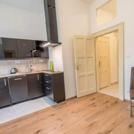 Bright & Renovated Suite, Central Downtown Area * Praga