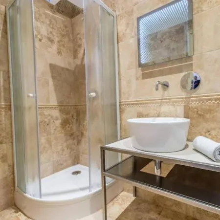 Bright & Renovated Suite, Central Downtown Area